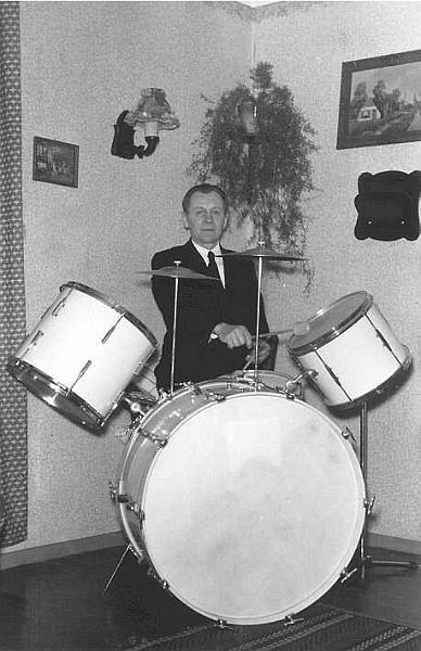 195200 Opa Jan Gramser Senior achter drumstel (1) 51 jaar.jpg